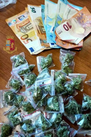 Napoli - Sorpreso a spacciare, scappa e tampona auto della polizia