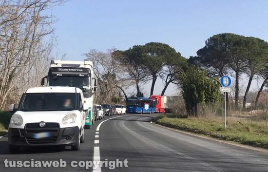 Civita Castellana - Frontale sulla Flaminia - Traffico in tilt