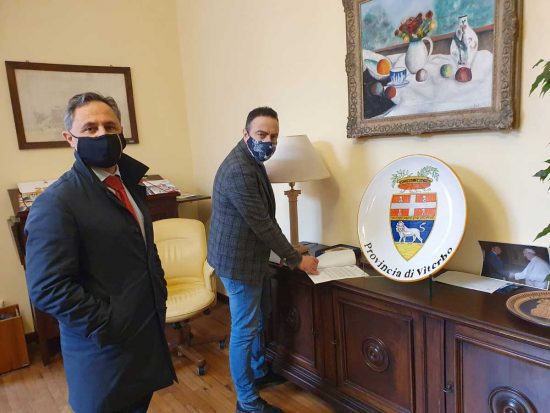 Montalto di Castro - La firma del protocollo tra il sindaco facente funzioni Luca Benni e il presidente della provincia Pietro Nocchi