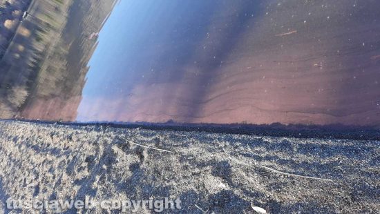 Ronciglione - L'acqua del lago di Vico colorata di rosso