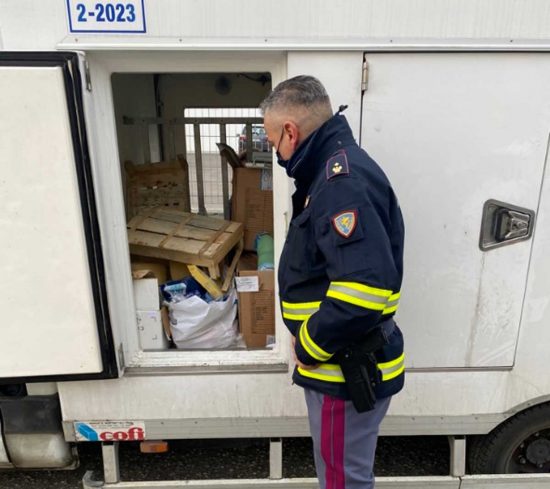 La polizia stradale durante i controlli al furgone fermato