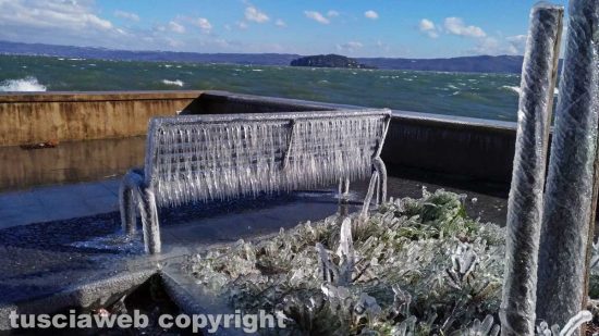Marta - Panchina gelata sul lungolago