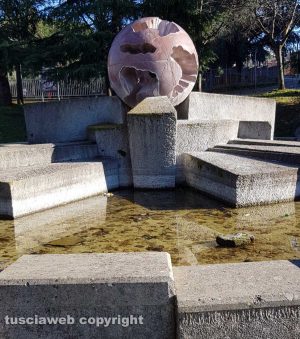Viterbo - La fontana Sfera al Murialdo senz'acqua