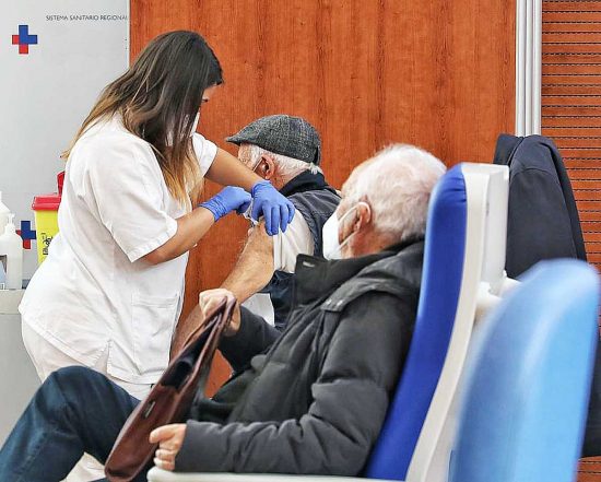 Coronavirus - Vaccino su un over 80