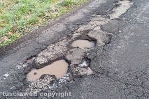 Vetralla - Buche in strada Forocassio