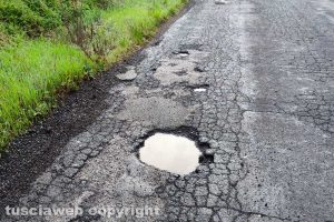 Vetralla - Buche in strada Forocassio