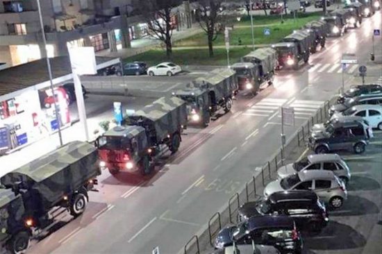 Bergamo – Camion militari trasportano le bare delle vittime del Covid