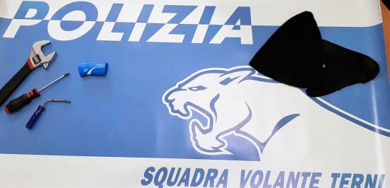 Gli arnesi sequestrati dalla polizia di Terni