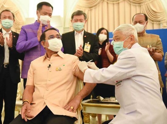 Tailandia - La vaccinazione del premier Prayuth Chan-ocha