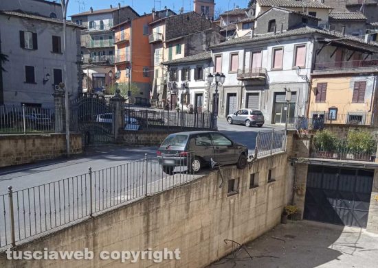 Vallerano - Frontale tra due auto