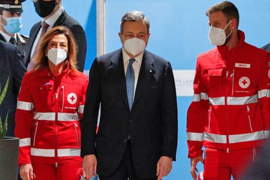 Mario Draghi all’hub vaccinale di Fiumicino