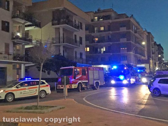 Viterbo - Via Gargana - Uomo minaccia di uccidersi