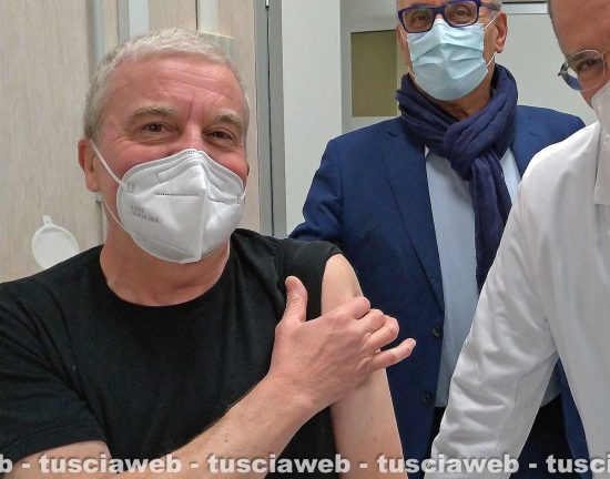 Michele Fiore (Fimmg) mentre si vaccina contro il Covid