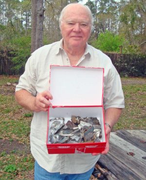 Uno dei figli del pilota Walter Johnson con il pacchetto con i resti dell'A-36