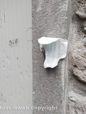 Viterbo - Rifiuti a terra a Porta di Valle