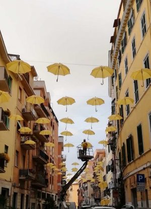 Civitavecchia - Iniziativa ombrelli per la festa della donna