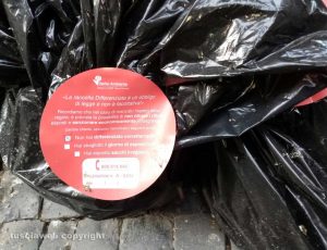 Viterbo - Rifiuti abbandonati in via di Mezzo