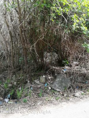 San Martino al Cimino - Rifiuti in in via Marche