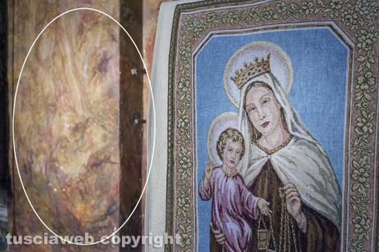 Viterbo - Chiesa di San Giovanni Battista del Gonfalone - Volto di donna in un affresco - Foto di Maurizio Di Giovancarlo
