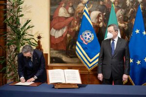 Francesco Battistoni firma da sottosegretario con Mario Draghi