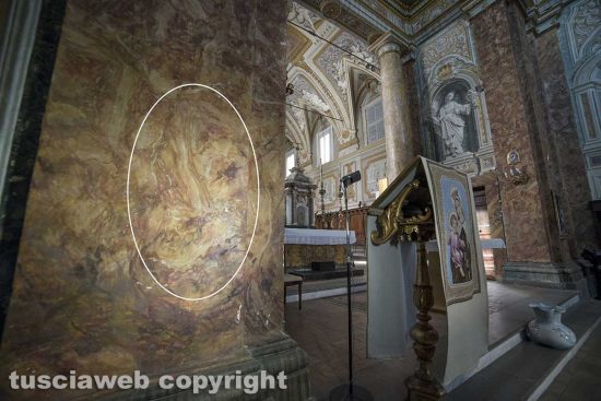 Viterbo - Chiesa di San Giovanni Battista del Gonfalone - Volto di donna in un affresco - Foto di Maurizio Di Giovancarlo