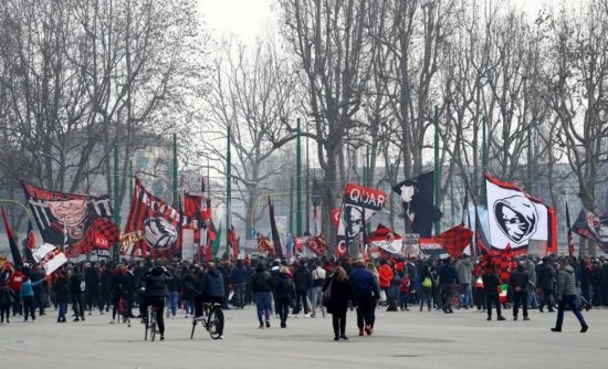 Assembramento di tifosi fuori San Siro