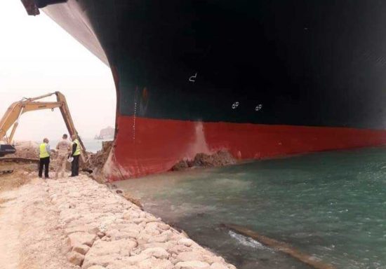La nave cargo incastrata nel Canale di Suez