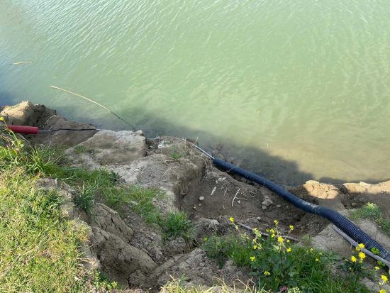Montalto di Castro - Un palo della luce nel fiume Fiora