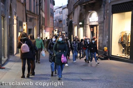 Viterbo - Le vie del centro nel pomeriggio di domenica 14 marzo, alla vigilia delle nuove restrizioni da zona rossa