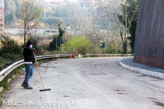 Viterbo - L'operaio che si è confrontato con il sindaco e il comandante della Polizia locale