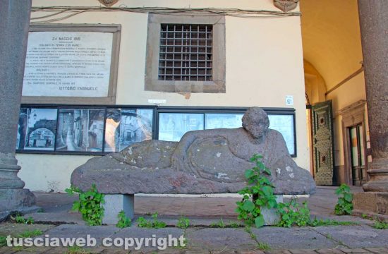 Viterbo - Il sarcofago di palazzo dei Priori