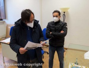 Boati a Orte - Il sindaco Giuliani e il vicesindaco Proietti leggono la relazione dell'Ingv