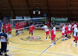 Sport - La gara tra Volley club Orte e Jvc Civita Castellana - Buzzelli e Paris si stringono la mano a fine match