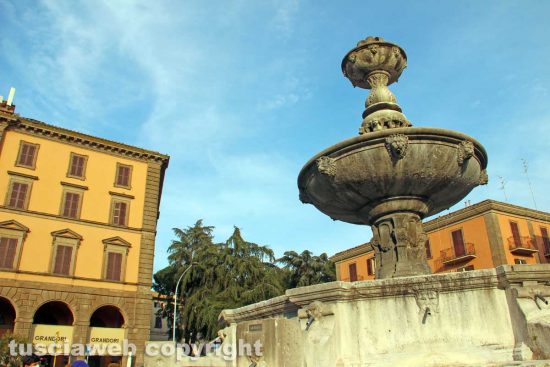Viterbo - La fontana di piazza della Rocca