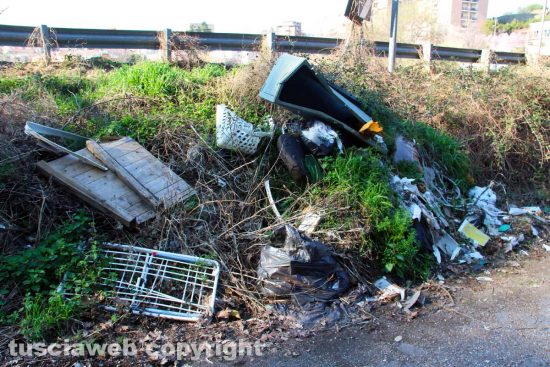 Viterbo - Una delle discariche lungo la Cassia sud