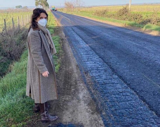 Viterbo - L'assessora Laura Allegrini in strada Sterpaio