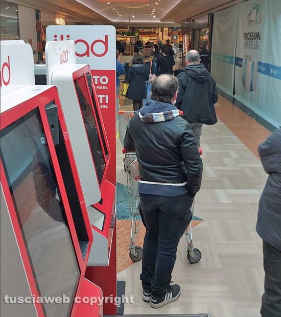 Viterbo - Fila al supermercato nel fine settimana