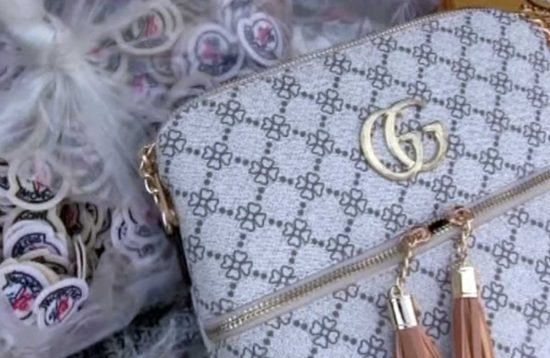 Gli articoli sequestrati dalla guardia di finanza