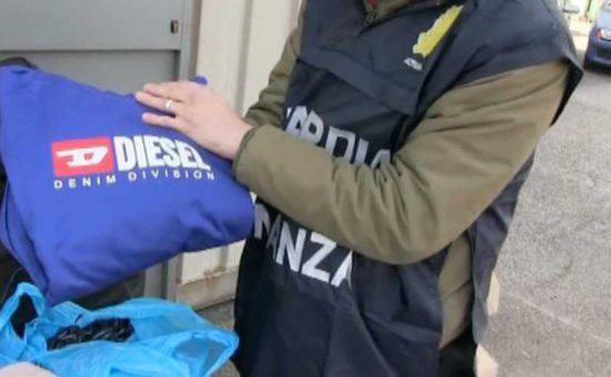 Gli articoli sequestrati dalla guardia di finanza