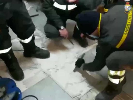 Il sequestro di droga, armi e contanti nel Napoletano