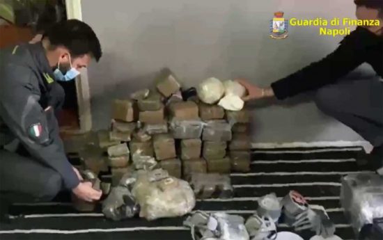 Il sequestro di droga, armi e contanti nel Napoletano