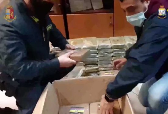 Il sequestro di droga, armi e contanti nel Napoletano