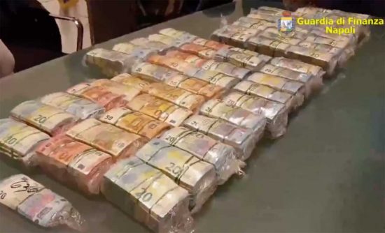 Il sequestro di droga, armi e contanti nel Napoletano