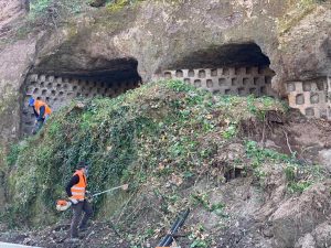 I colombari etruschi accanto al marciapiedi a Ponte dell'Elce