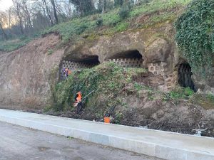 I colombari etruschi accanto al marciapiedi a Ponte dell'Elce