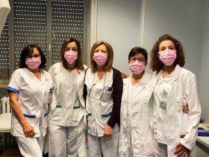 Mascherine e fiocchi rosa indossati dal personale della Brest unit e del dipartimento della salute donna