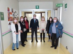 Mascherine e fiocchi rosa indossati dal personale della Brest unit e del dipartimento della salute donna