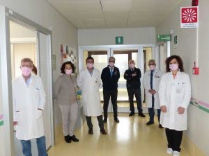 Mascherine e fiocchi rosa indossati dal personale della Brest unit e del dipartimento della salute donna