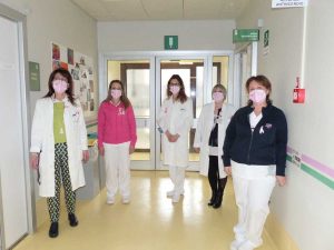 Mascherine e fiocchi rosa indossati dal personale della Brest unit e del dipartimento della salute donna