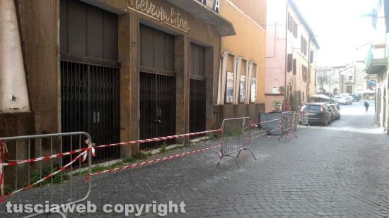 Viterbo - Calcinacci giù dal cinema Metropolitan
